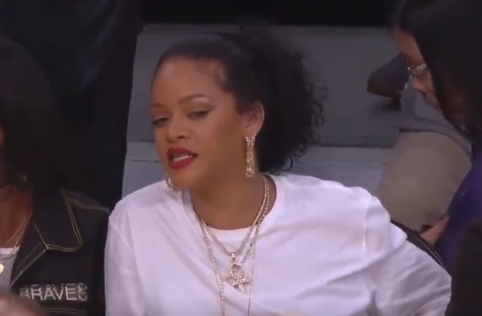 Pamatykite: Rihanna nužiūrinėjo „Lakers“ žaidėją