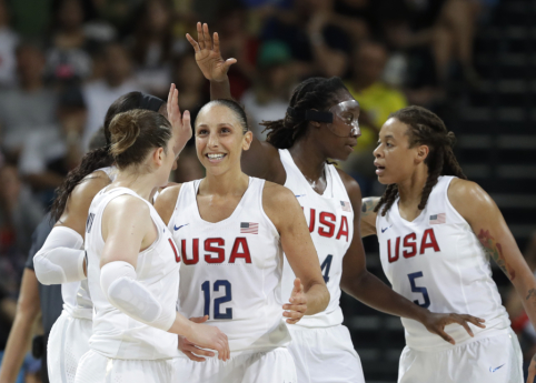 K.Bryantas: kai kurios moterys galėtų laisvai žaisti NBA lygoje