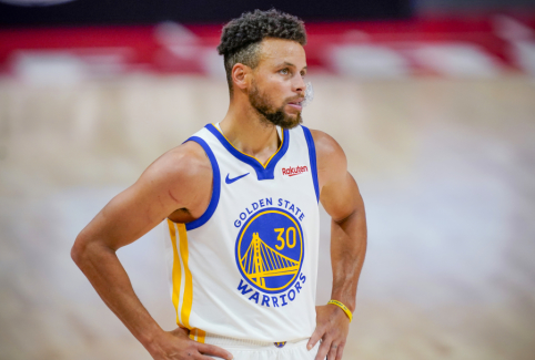 Po triumfo NBA – nepagarbus S. Curry žmonos elgesys su MVP trofėjumi